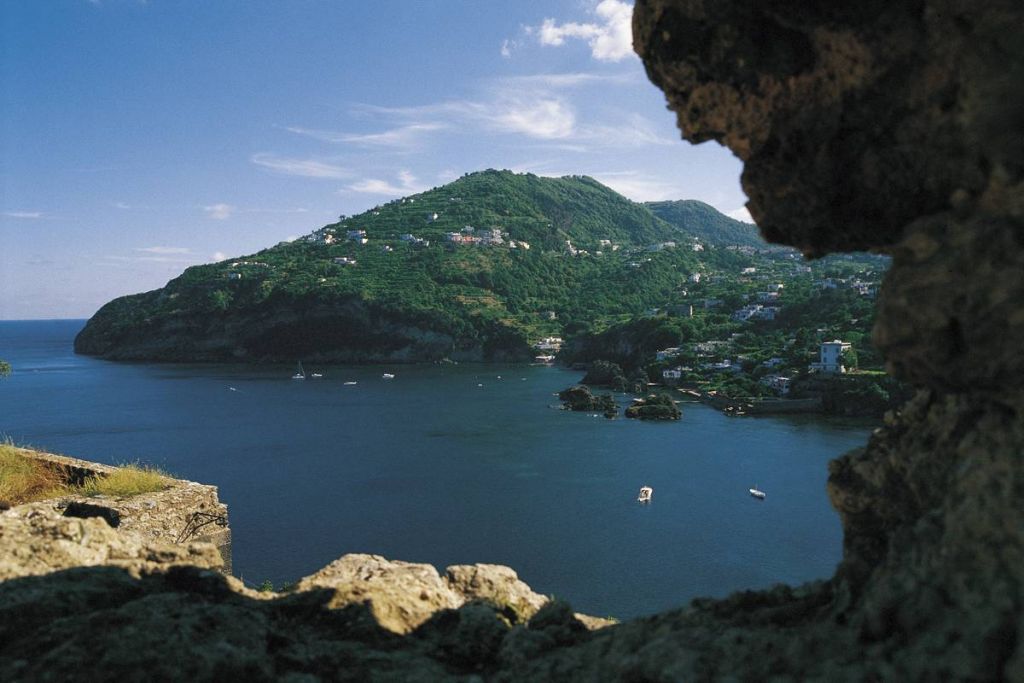 Baia di Cartaromana con Scogli di Sant'Anna a Ischia