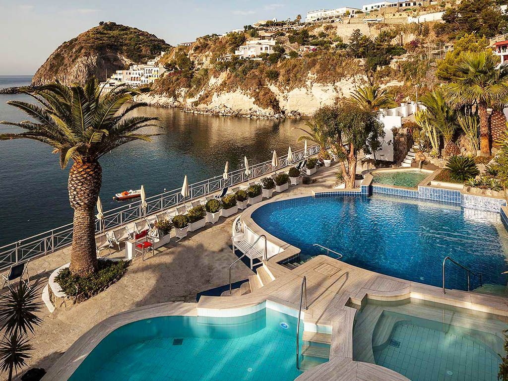 Piscine termali di un hotel a Ischia con vista mare