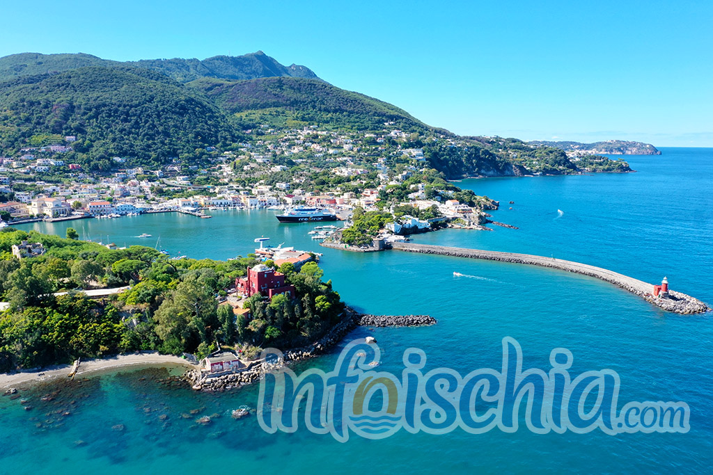 Il porto di Ischia con traghetti e aliscafi