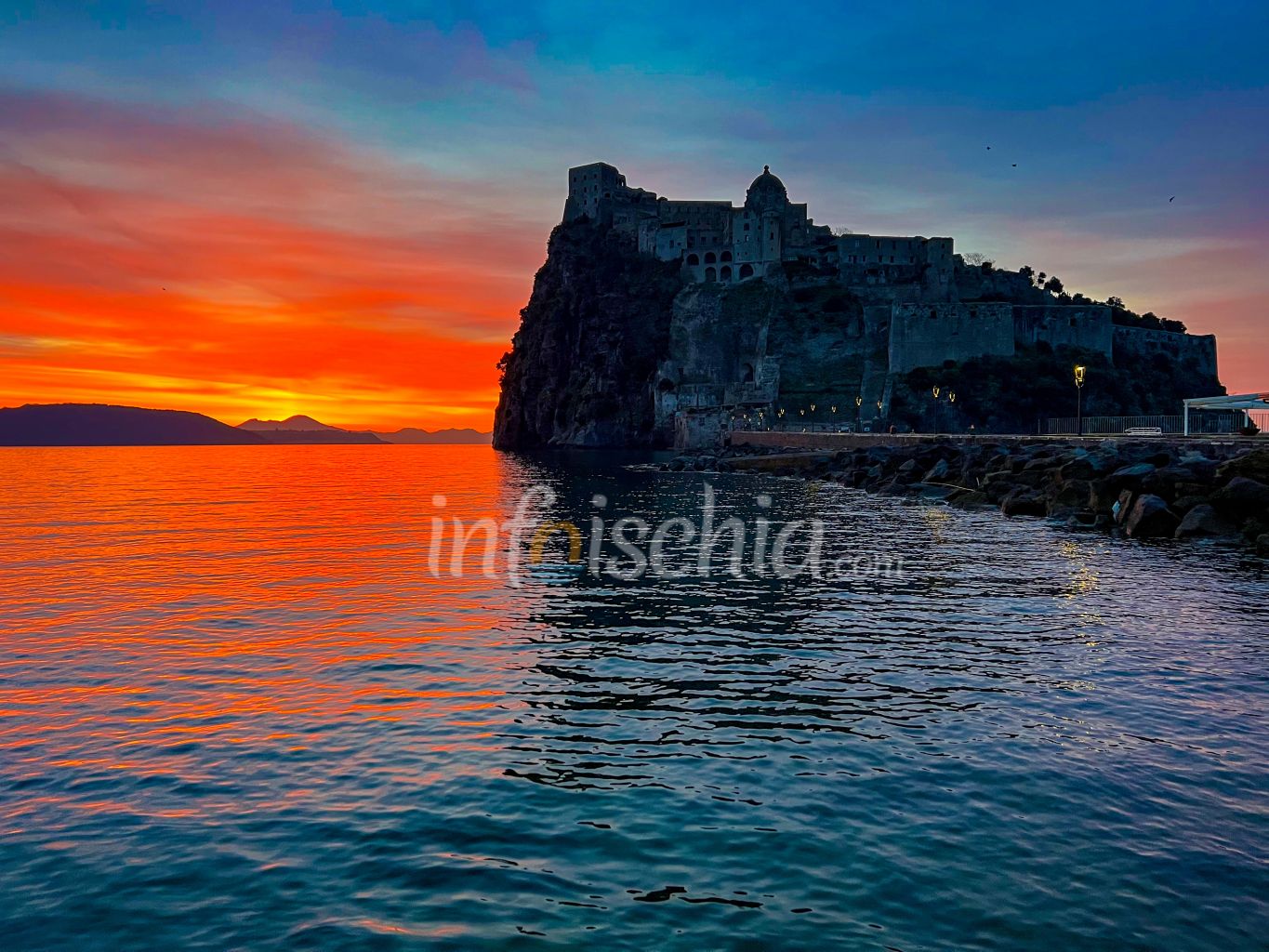 Ischia: alba che suggestione, è rosso fuoco