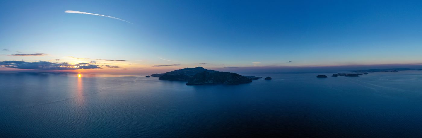l'isola d'Ischia con il golfo di Napoli, dal tramonto fino a Capomiseno