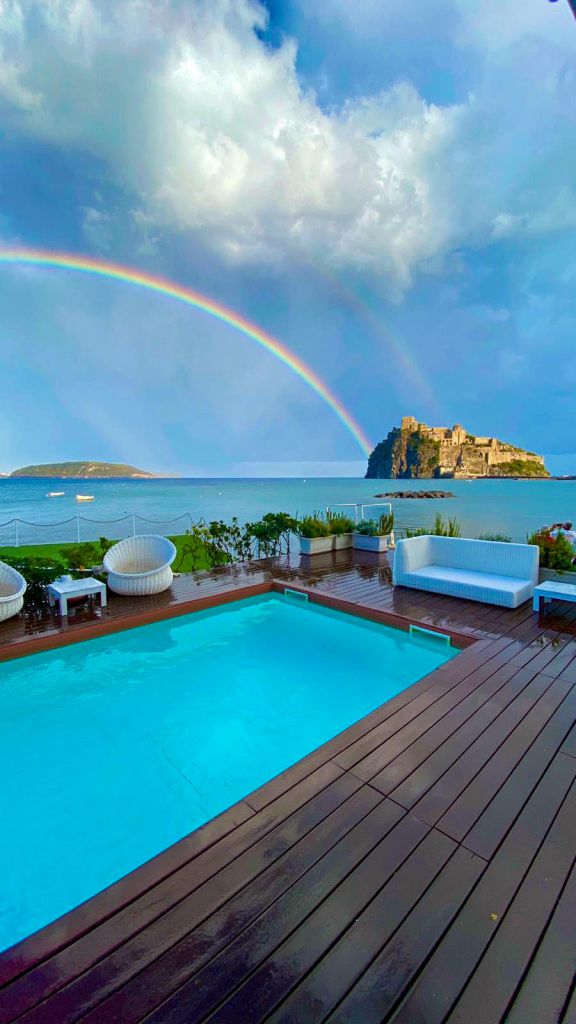 Castello Aragonese con Arcobaleno