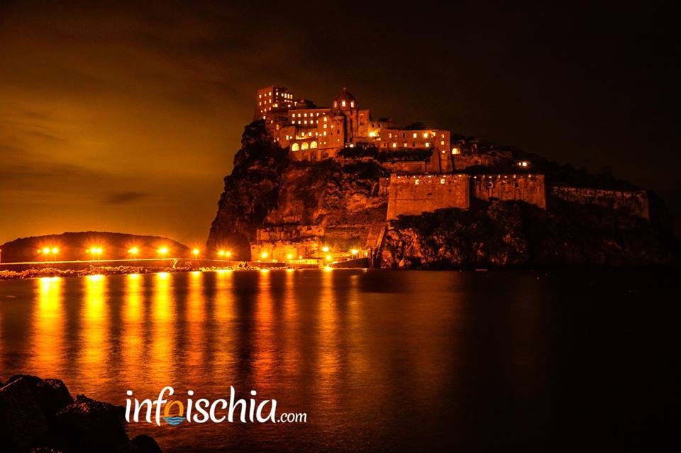 Castello Aragonese "finestre sospese di notte"