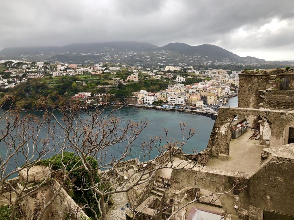 Sul Castello Aragonese la foto del giorno