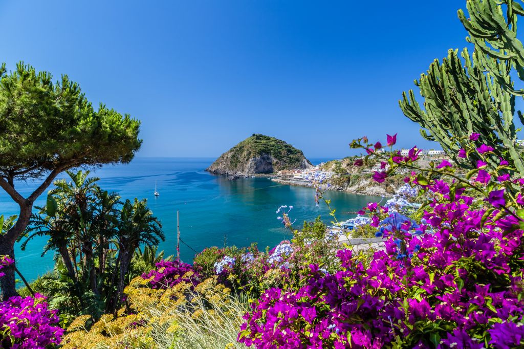 Panorama dell'isola d'Ischia dal mare