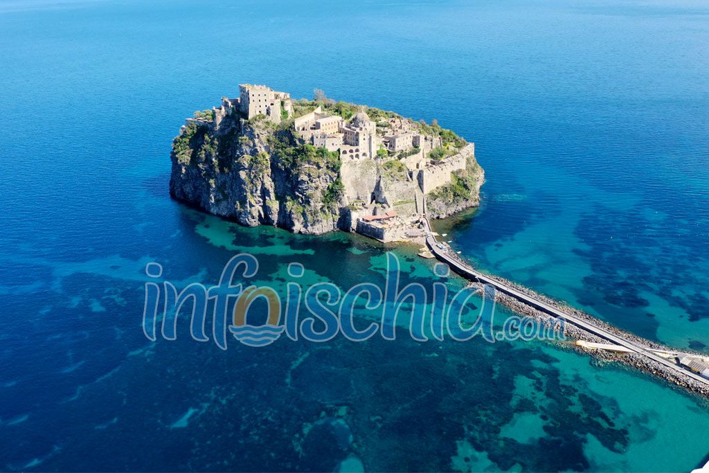 Il Castello Aragonese di Ischia visto dal mare