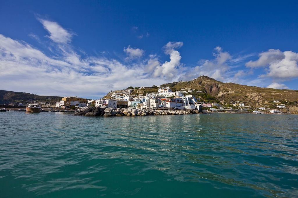 Ischia vista dal mare durante un giro in barca lungo la costa