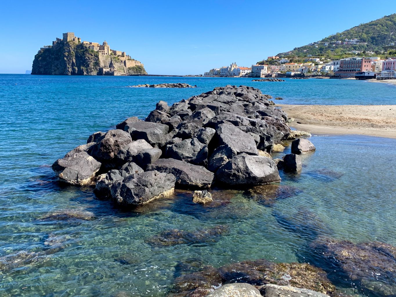 Ischia in diretta dalla spiaggia della Mandra