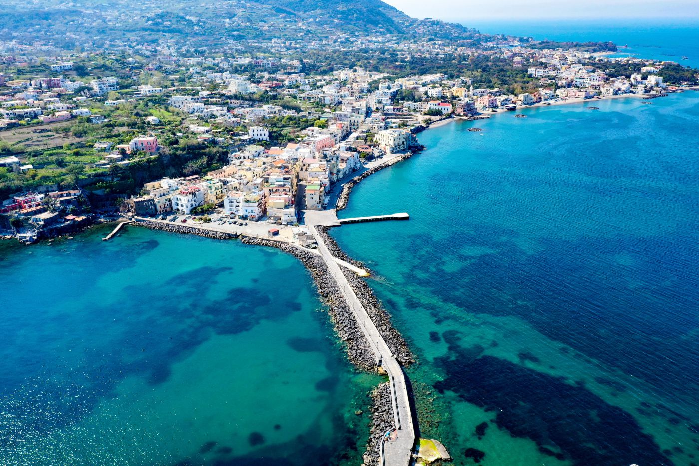 Ischia in volo con il drone sul borgo deserto di Ischia Ponte