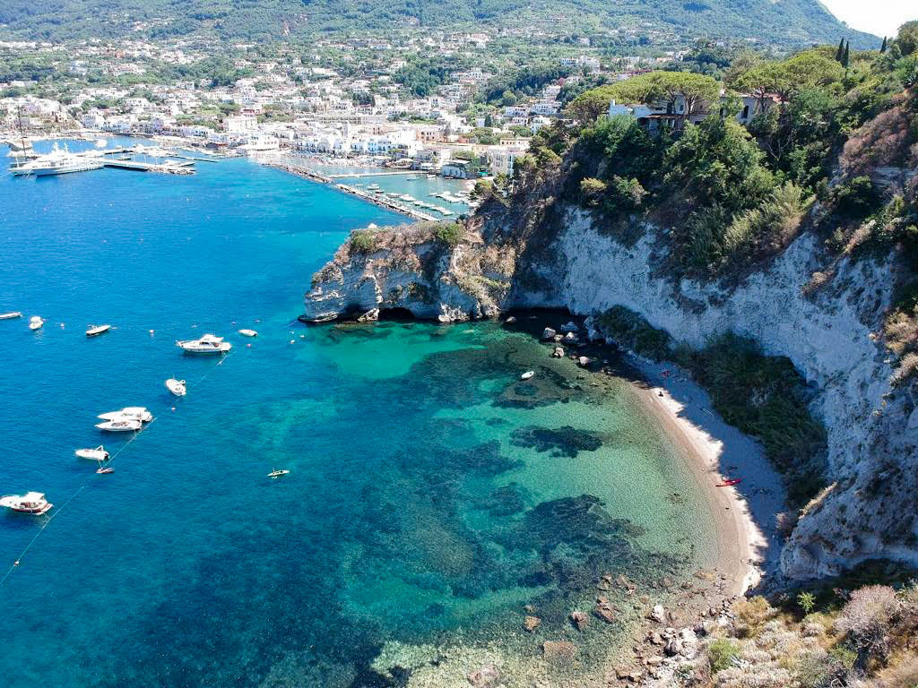 La baia di Varulo o spiaggia delle Monache, l’incanto nel comune di Lacco Ameno