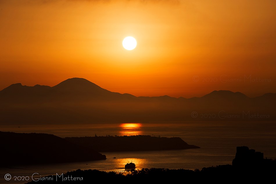 Ischia la meraviglia dell'alba ai tempi del Coronavirus