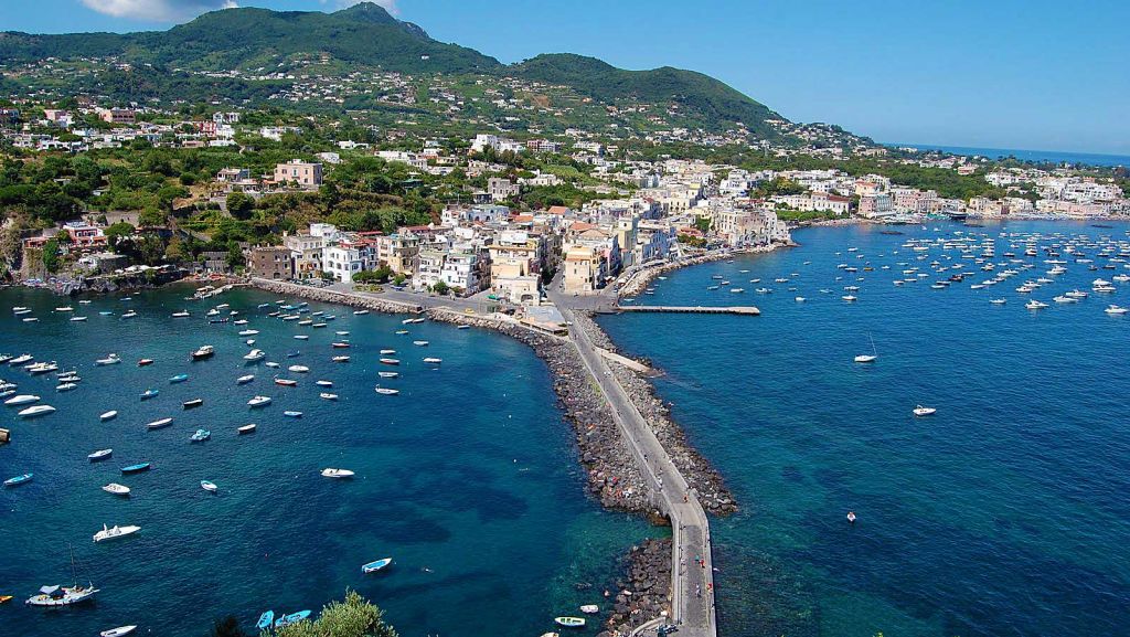Panoramica di Ischia Ponte dal mare