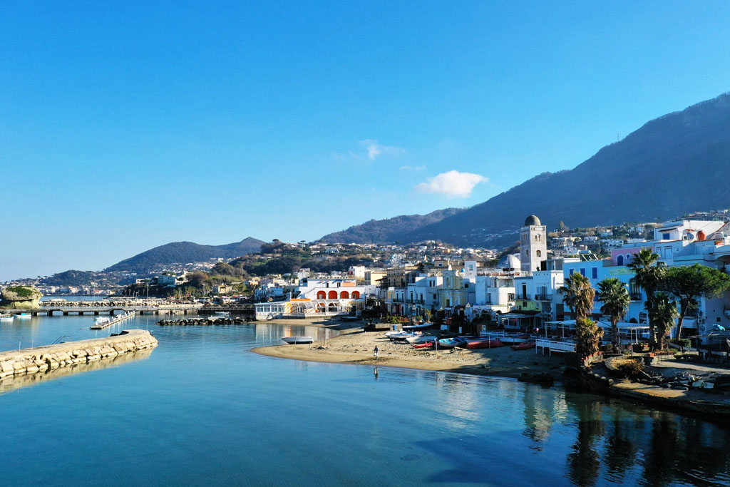 Lacco Ameno, la spiaggia con il lungomare