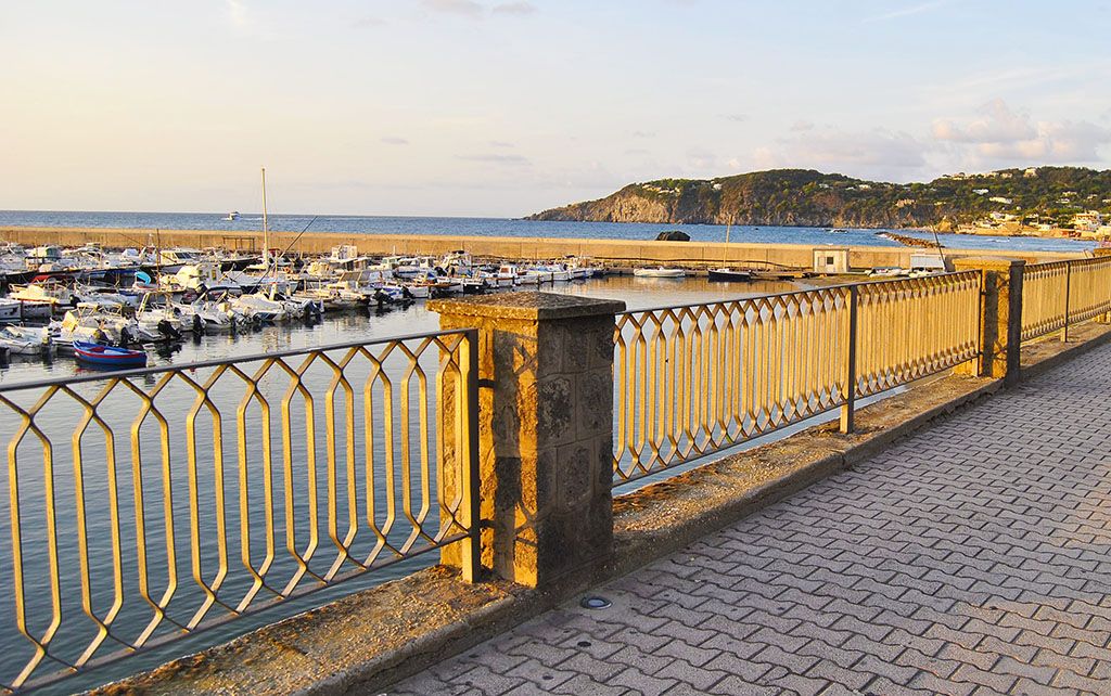 Lungomare di Forio — passeggiata al tramonto verso la Chiesa del Soccorso a Ischia
