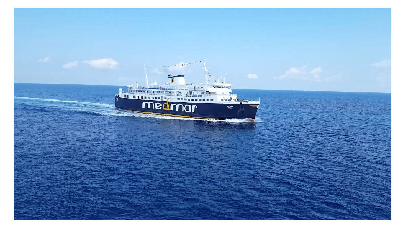 Traghetto Medmar in navigazione verso Ischia — compagnia di navigazione Pozzuoli-Ischia
