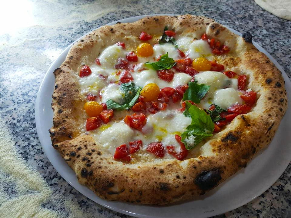 Pizza al forno a legna — Don Enzo, Barano d'Ischia