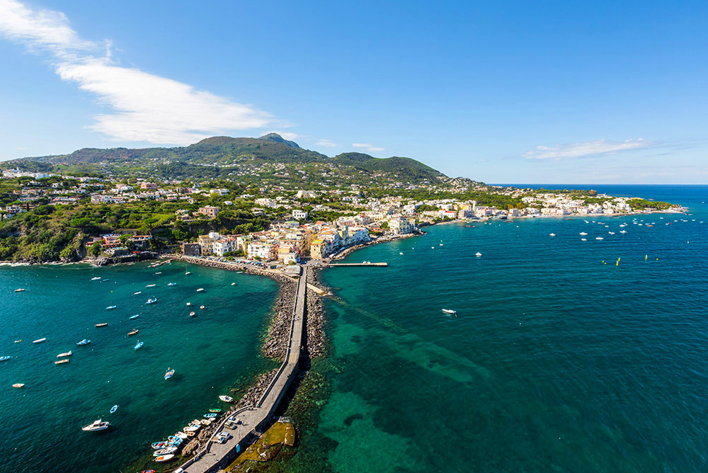 vista-dal-castello-aragonese-del-borgo-di-ischia-ponte-e-monte-epomeo