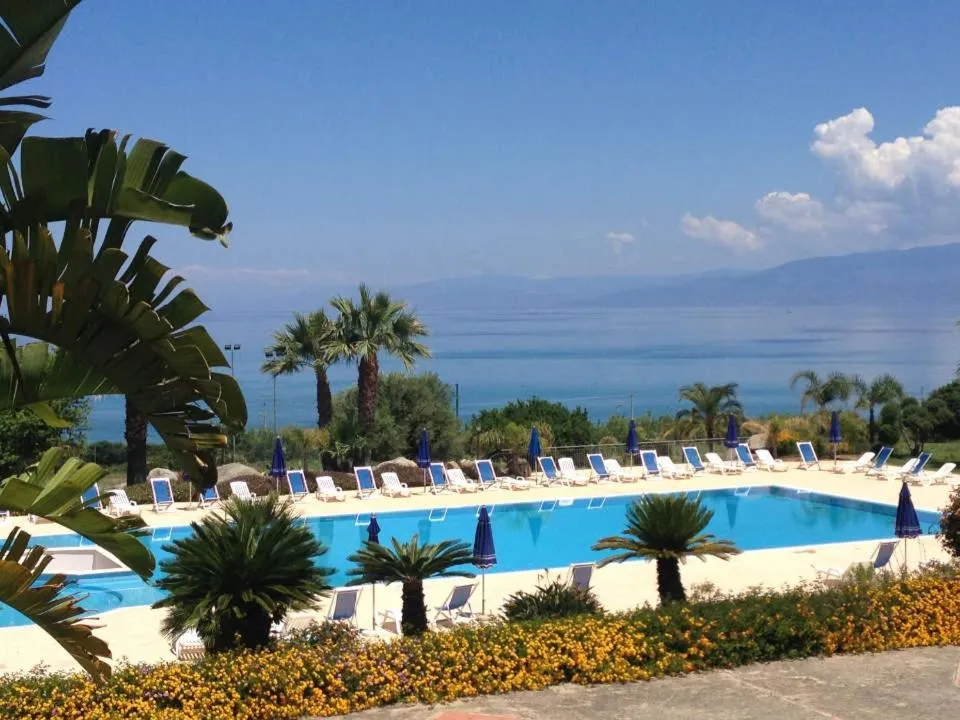 Hotel Villaggio Dolomiti sul Mare a Briatico