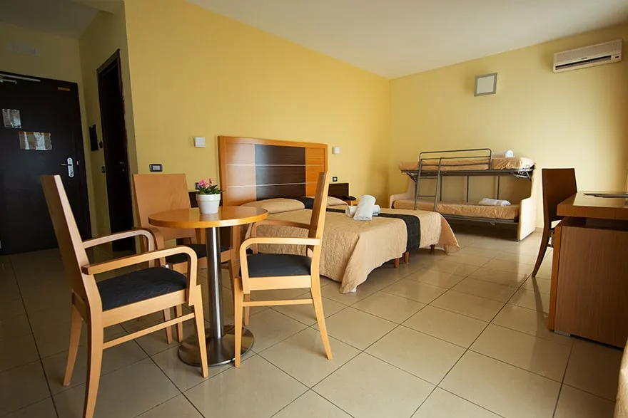 TICHO'S HOTEL
