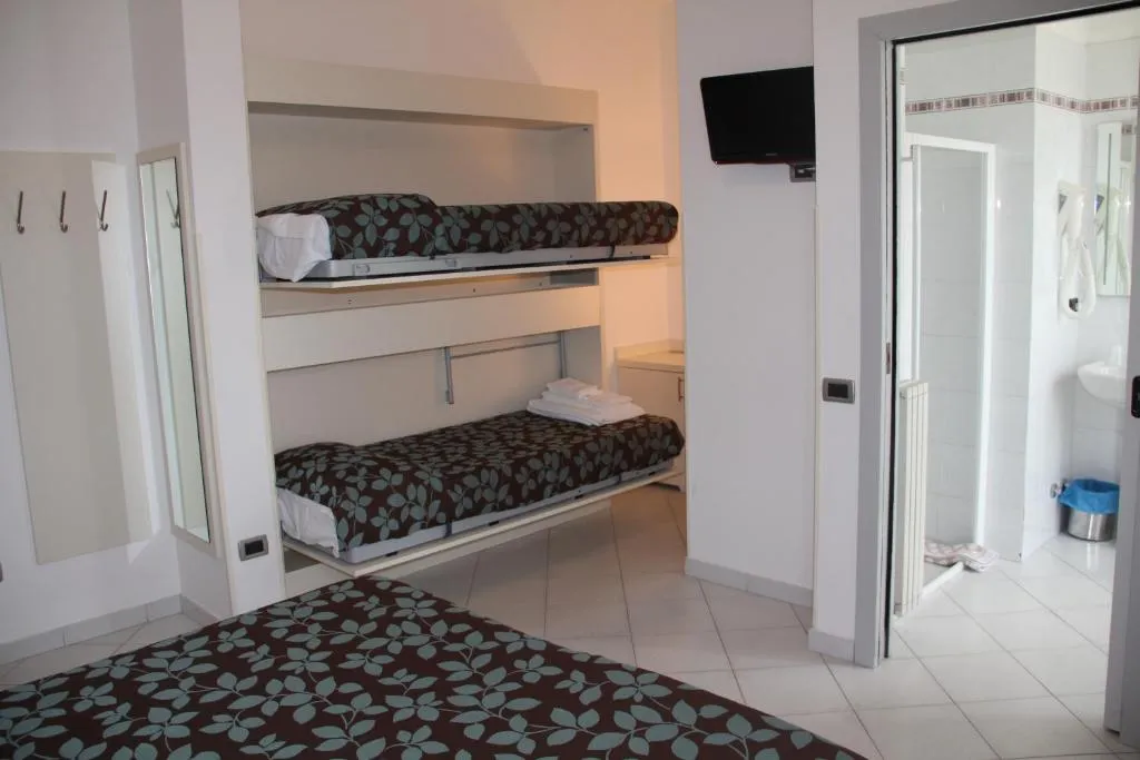 Camera familiare con letti a castello e bagno privato attiguo