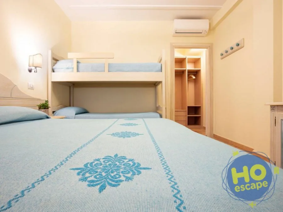 Camera con letto matrimoniale, letto a castello, climatizzatore e cabina armadio