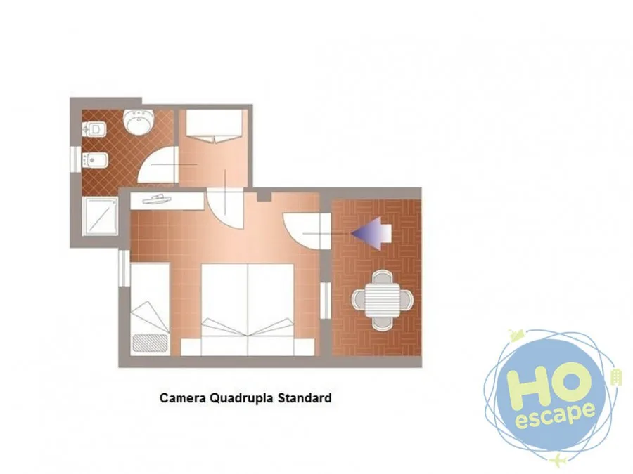 Planimetria Camera Quadrupla Standard con bagno, zona letto e angolo soggiorno
