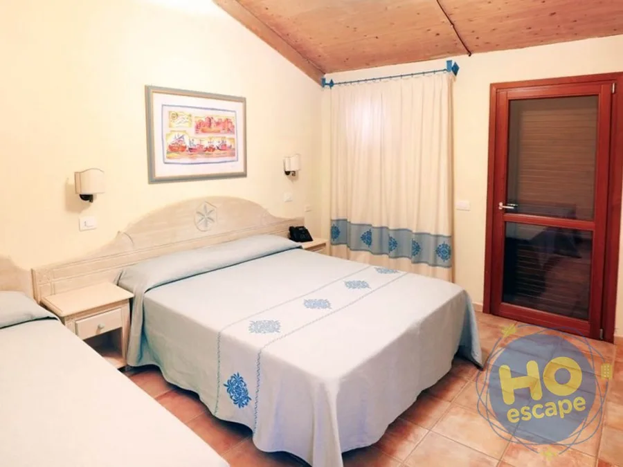 Camera con letto matrimoniale, letto singolo e porta finestra sul balcone