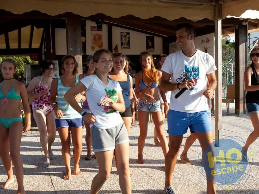 Animazione con ballo di gruppo durante un'attività all'aperto