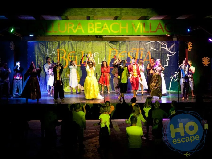 Spettacolo serale 'La Bella e la Bestia' sul palco dell'Allura Beach Village con animatori in costume e bambini