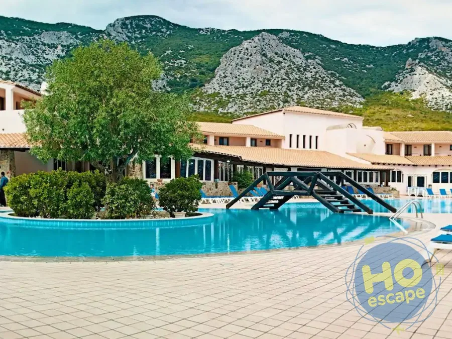 Piscina con ponte decorativo e montagne sullo sfondo