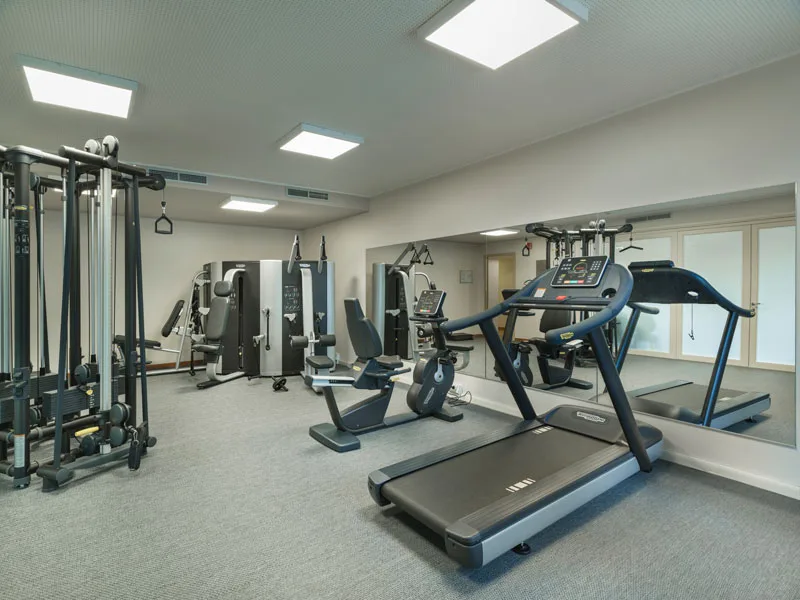Palestra attrezzata con tapis roulant e macchinari fitness