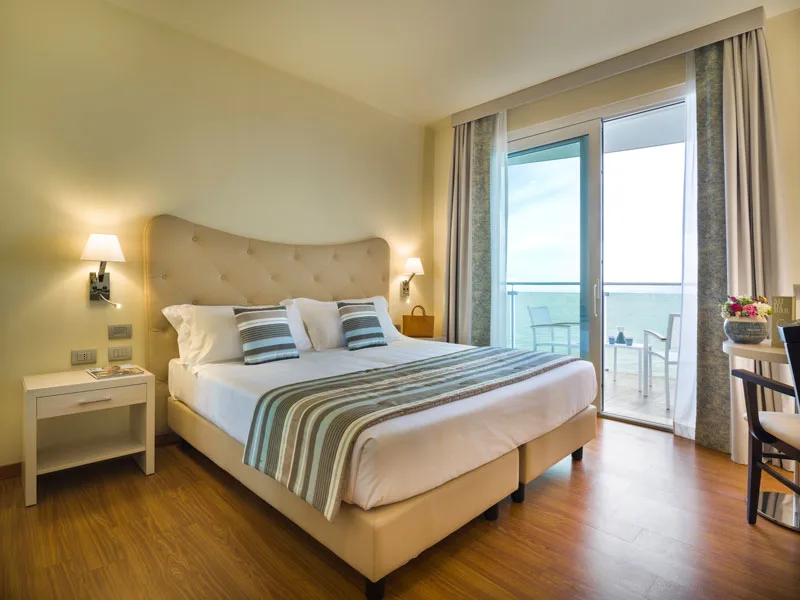 Camera matrimoniale con letto e balcone con vista mare