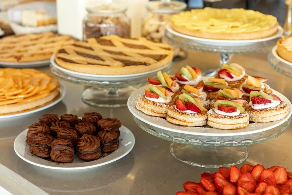 Buffet di dolci con crostate, pasticcini al cioccolato e dessert alla frutta