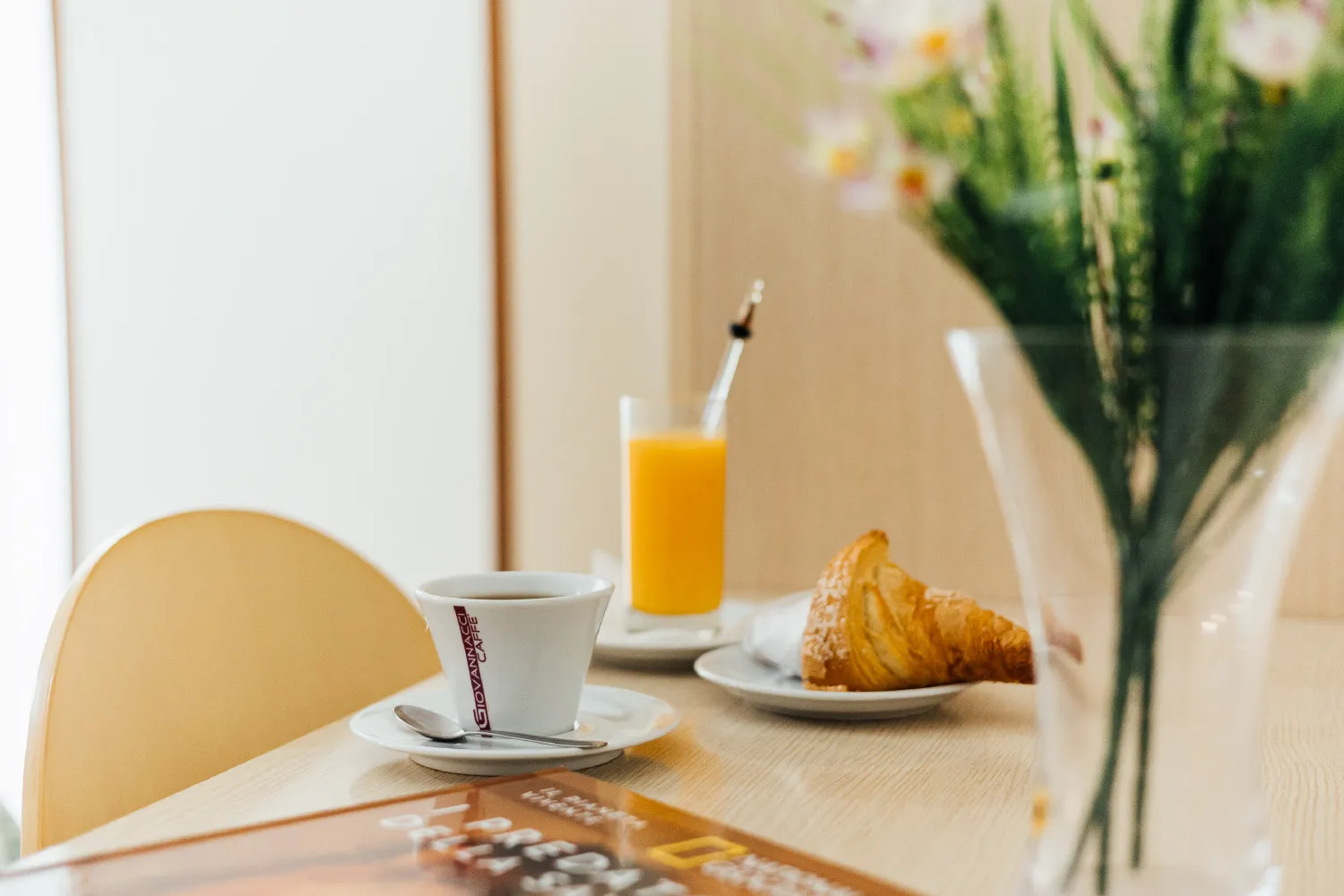 Colazione con caffè, succo d'arancia e croissant sul tavolo