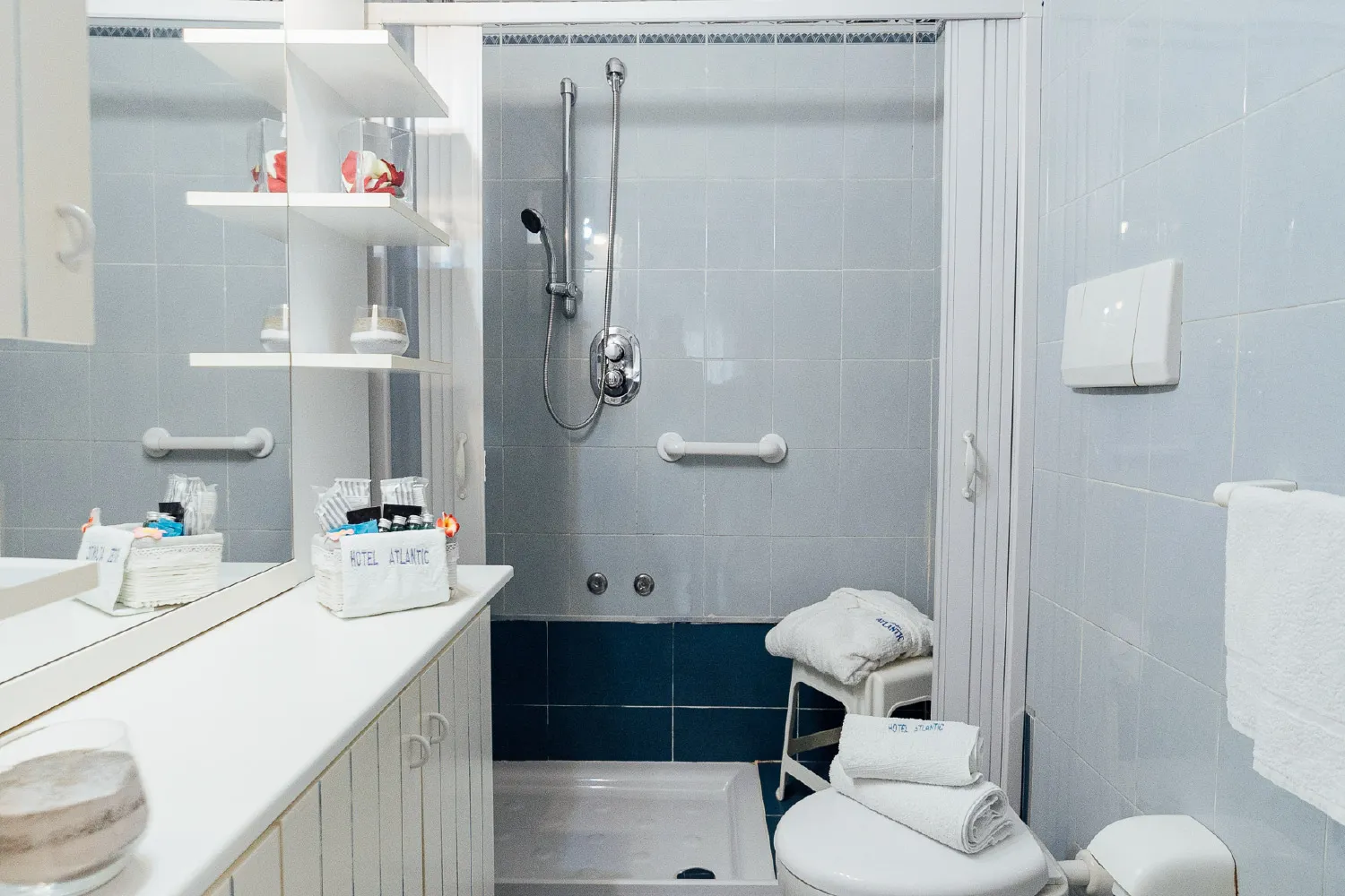 Bagno con doccia, mensole e set di cortesia Hotel Atlantic