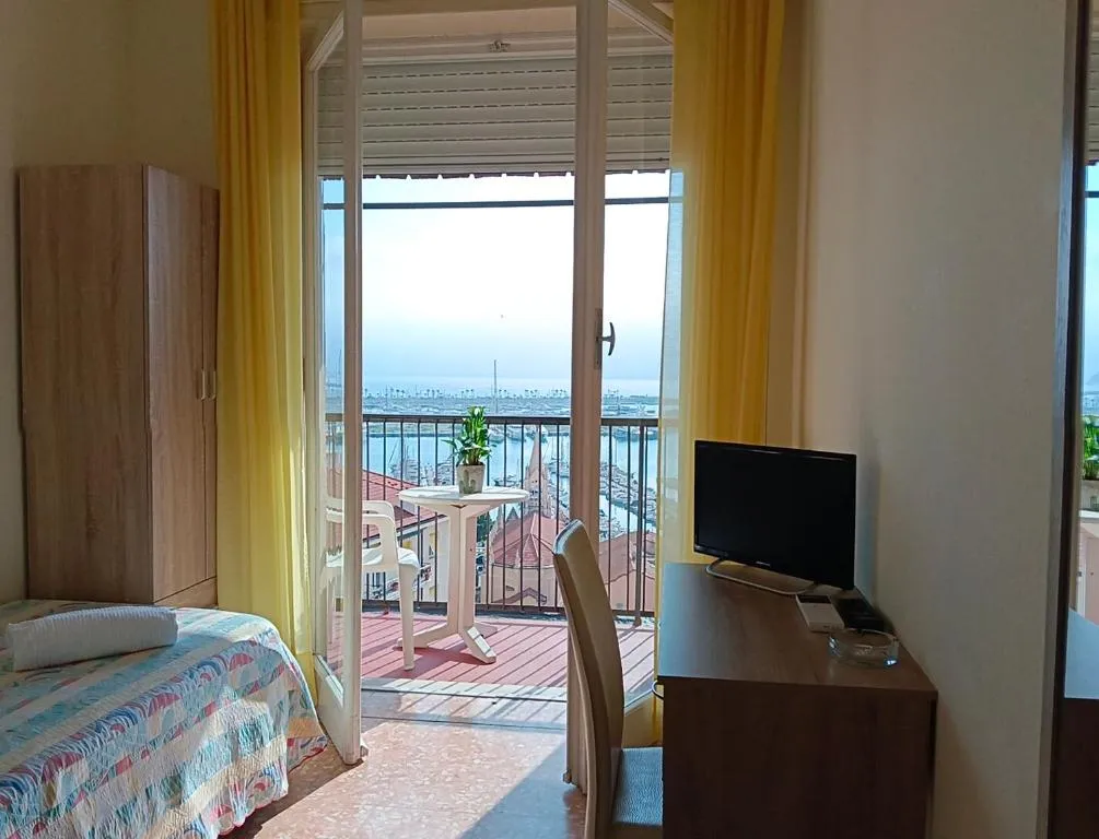 Camera con scrivania, TV e balcone con vista sul porto