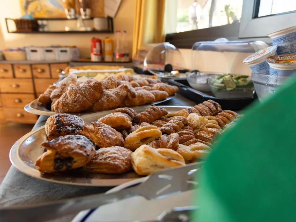 Buffet di colazione con croissant, paste e yogurt