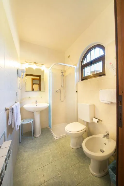Bagno con doccia, lavabo, WC e bidet in tonalità chiare