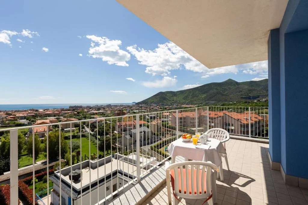 Ampio balcone con vista panoramica su mare, città e montagne