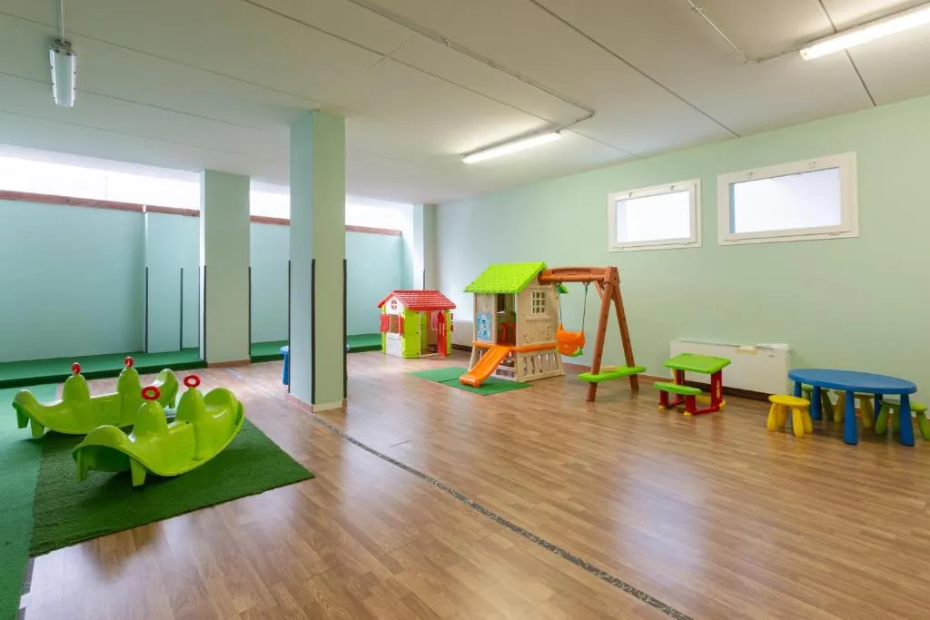 Sala giochi per bambini con giochi colorati e pavimento in legno