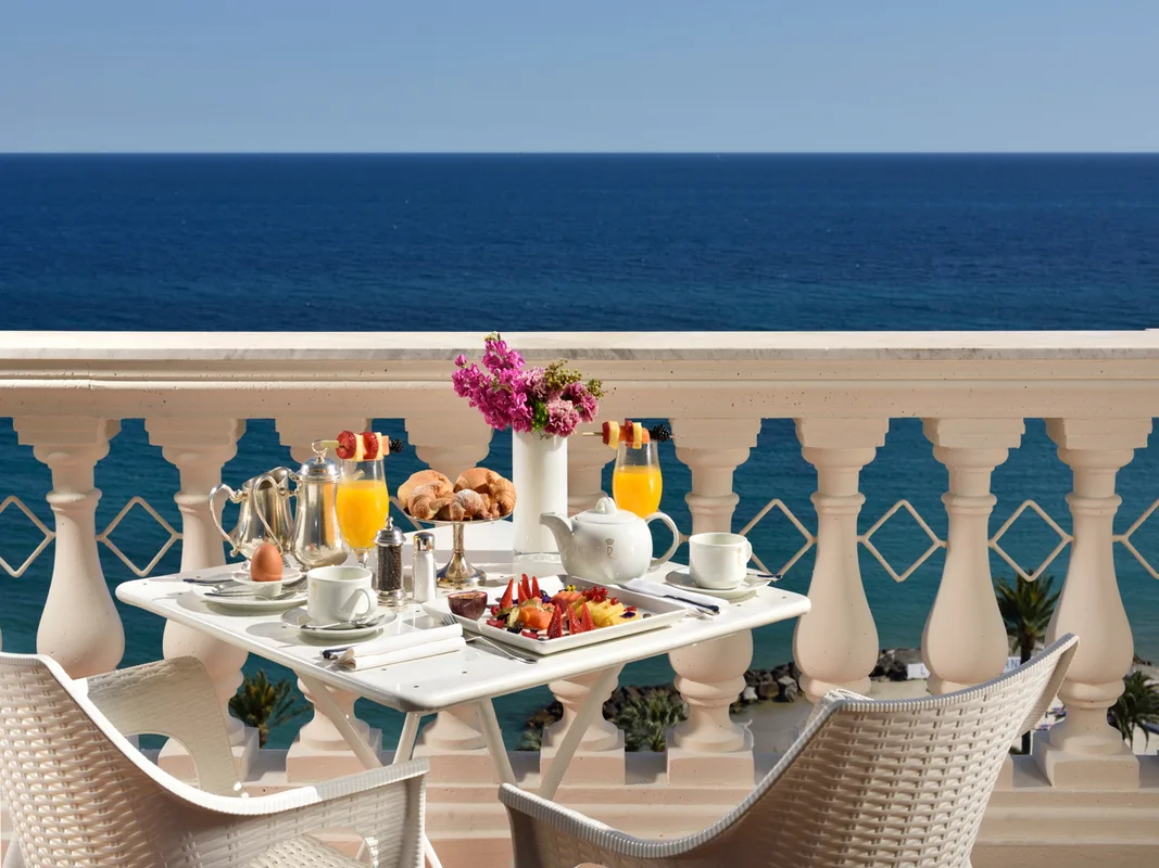 Colazione servita su balcone con vista panoramica sul mare blu