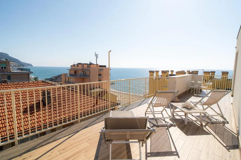 Terrazza panoramica con lettini, sedie e vista sul mare