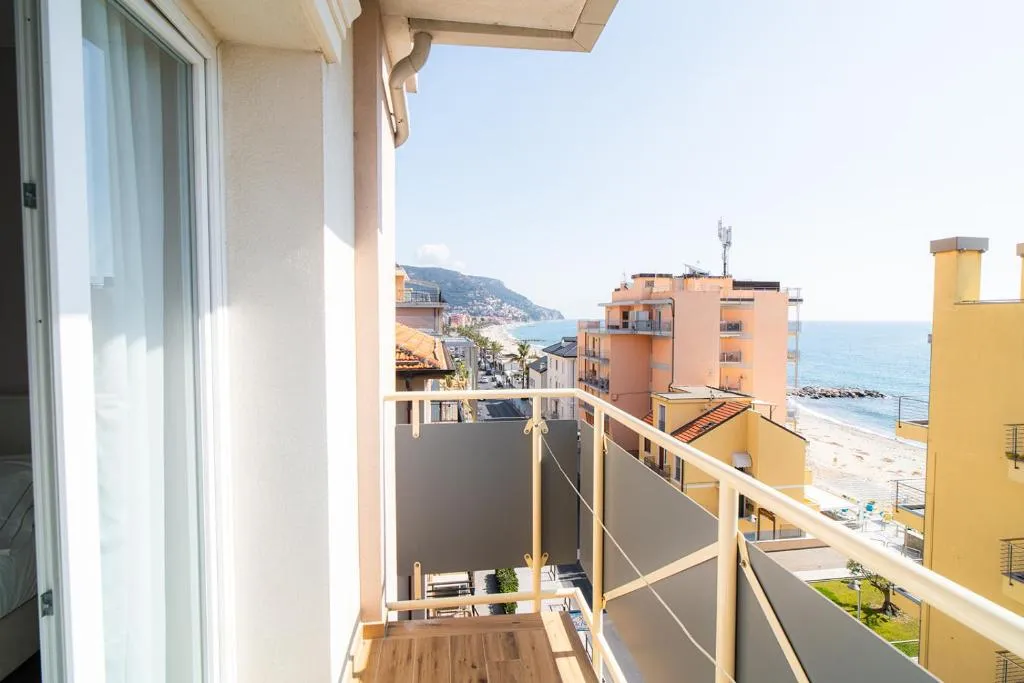 Balcone con vista panoramica sul mare, sulla spiaggia e sugli edifici circostanti