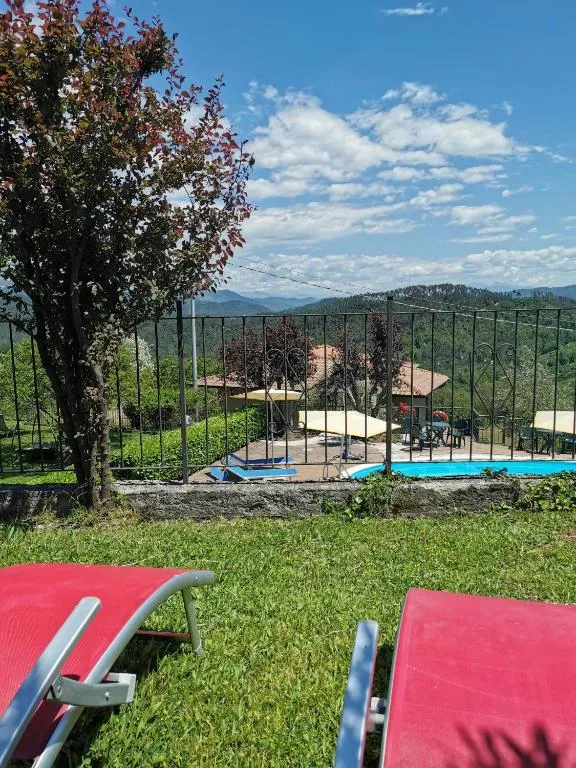 Lettini rossi su prato verde con vista sulla piscina e sulle montagne