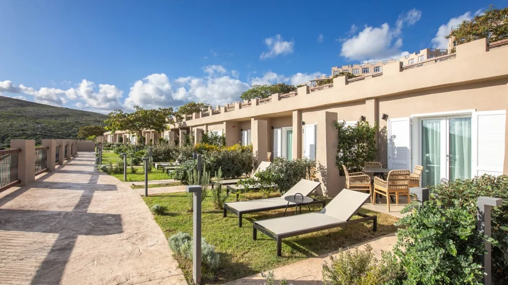 Camere al piano terra con giardino privato, lettini e terrazza esterna
