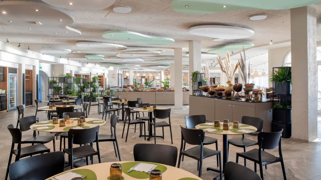 Sala ristorante interna a buffet con tavoli rotondi e soffitto decorativo moderno