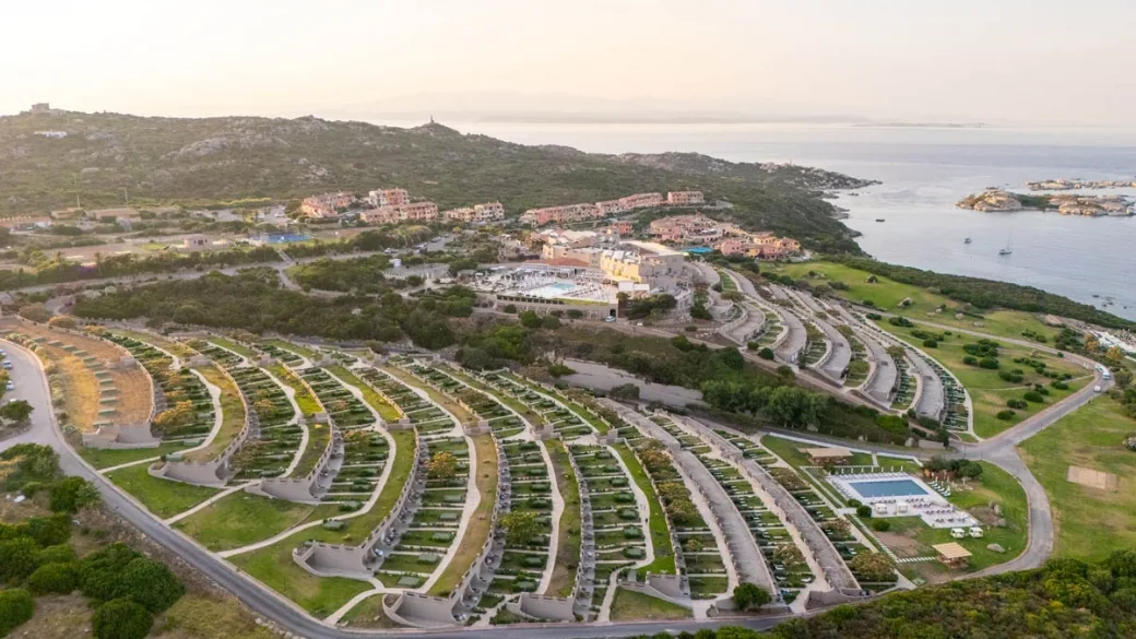 Veduta aerea del resort sulle colline al tramonto con vista sul mare