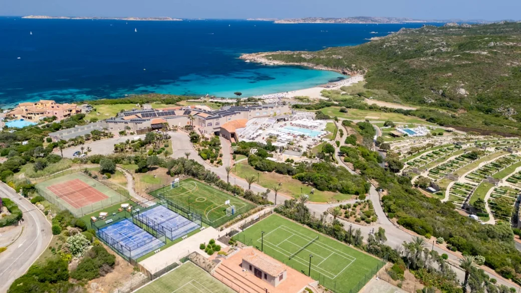 Veduta aerea del resort con campi sportivi, tennis, calcio e padel vicino alla spiaggia