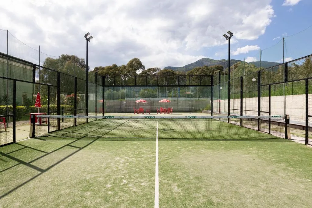 Campo da padel in erba sintetica circondato da montagne