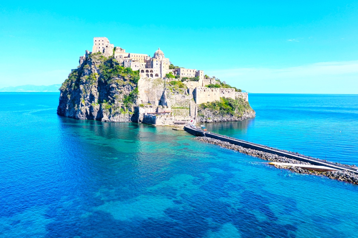 Panorama da Ischia Ponte verso il Castello Aragonese al tramonto